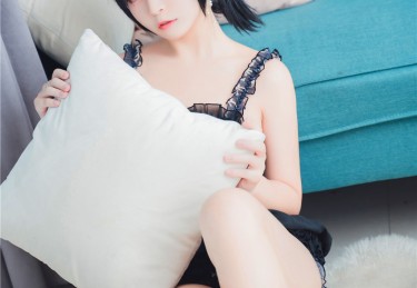 海角论坛头条：沙滩狂欢后那微妙的一触，让网友纷纷猜测情缘真相