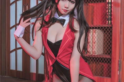 吃瓜黑料专栏：后台视频中一段悄然靠近，似在暗示一段禁忌情愫